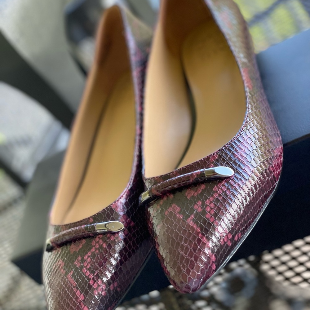 Brand new Naturalizer flats with stunning Burgundy Snake print, 10W
